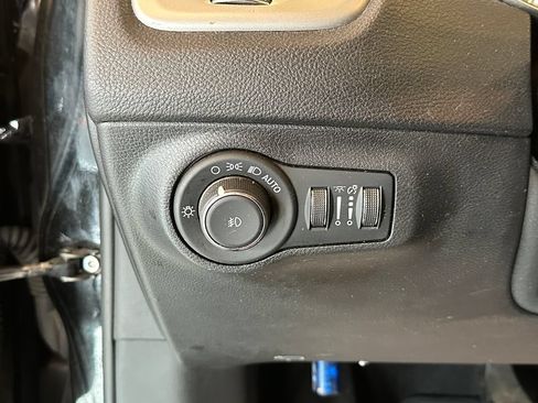 Used 2020 Jeep Compass Latitude w/ Cold Weather Group AWD/4WD image 18