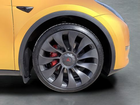 Used 2023 Tesla Model Y Performance image 11