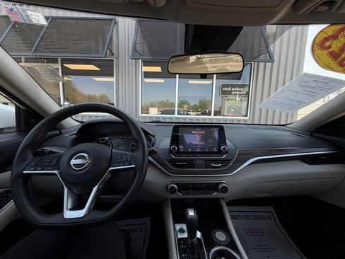 Used 2023 Nissan Altima 2.5 SV image 9