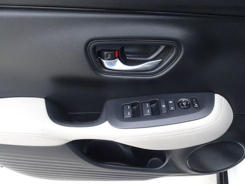 Used 2025 Honda HR-V LX image 8