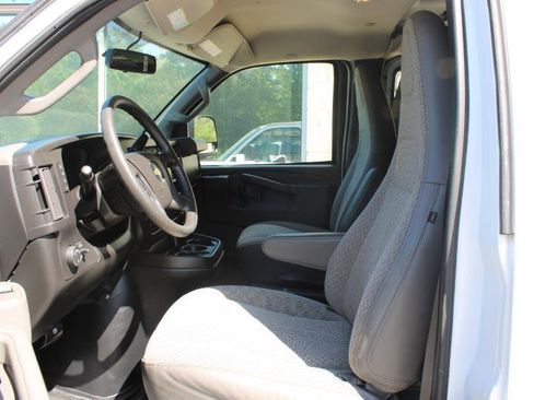Used 2017 Chevrolet Express 2500 RWD image 11