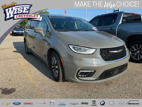 Used 2022 Chrysler Pacifica Touring-L FWD image 1