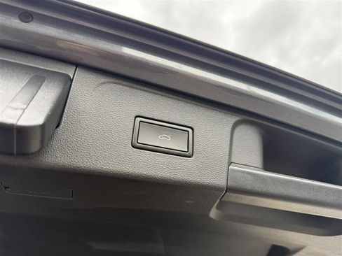 Used 2024 Volkswagen Atlas SE image 16