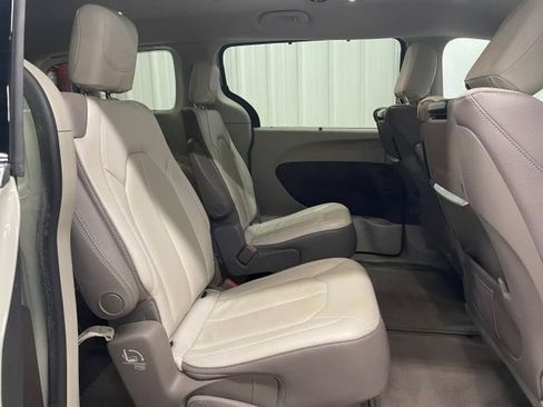 Used 2019 Chrysler Pacifica Touring-L Plus w/ Advanced Safetytec Group FWD image 16