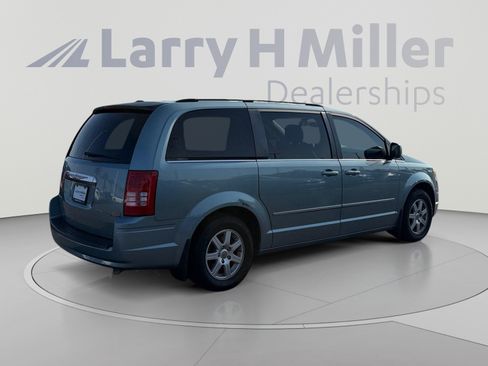 Used 2010 Chrysler Town & Country Touring FWD image 6