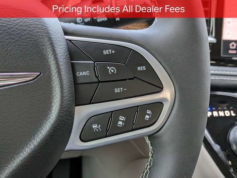 Used 2024 Chrysler Pacifica Limited w/ Uconnect Theater Family Group FWD image 29