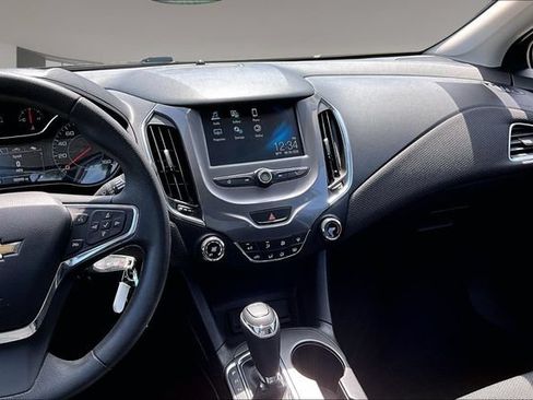 Used 2017 Chevrolet Cruze LT FWD image 9