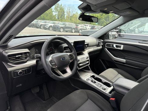 Used 2023 Ford Explorer XLT AWD/4WD image 9