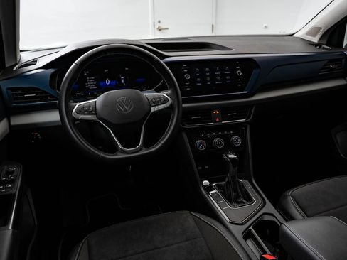 Used 2023 Volkswagen Taos SE w/ Panoramic Sunroof Package FWD image 4