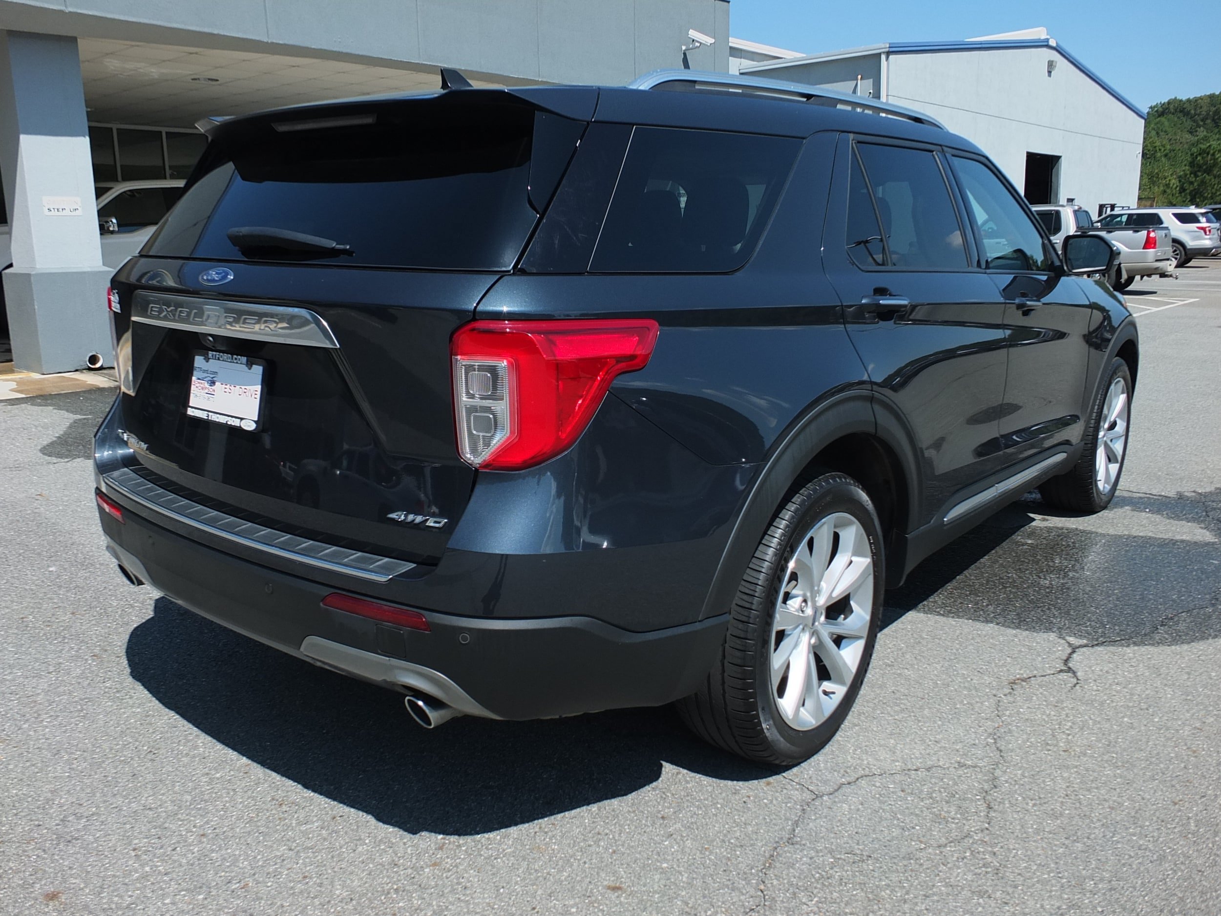 Used 2022 Ford Explorer Platinum w/ Technology Package AWD/4WD image 3