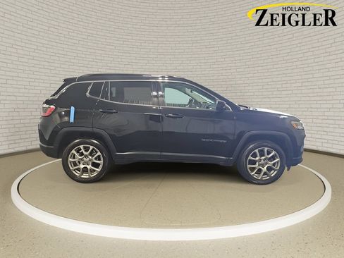 Used 2022 Jeep Compass Latitude w/ Sun and Sound Group AWD/4WD image 4