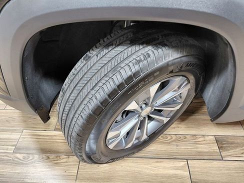 Used 2026 Chevrolet Equinox LT AWD/4WD image 19
