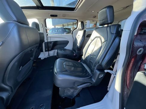 Used 2020 Chrysler Pacifica Limited image 23
