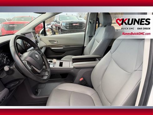 Used 2024 Toyota Sienna XLE image 14