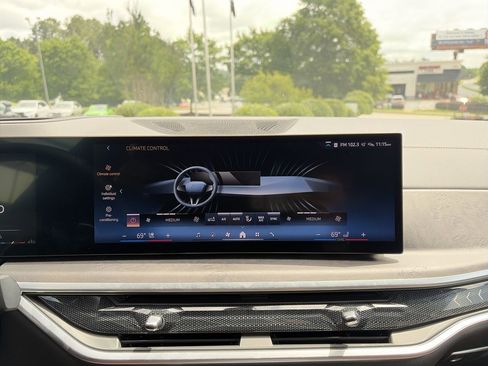 Used 2024 BMW X7 xDrive40i w/ M Sport Package AWD/4WD image 27
