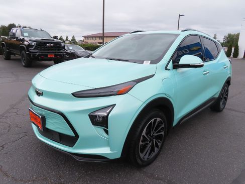 Used 2023 Chevrolet Bolt EUV Premier w/ Sun & Sound Package FWD image 3