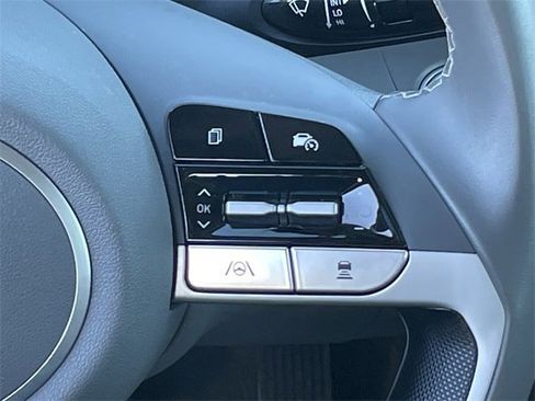 Used 2025 Hyundai Elantra SEL image 13