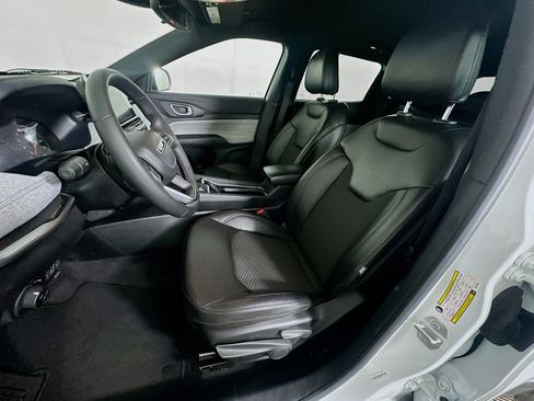 Used 2025 Jeep Compass Latitude image 13