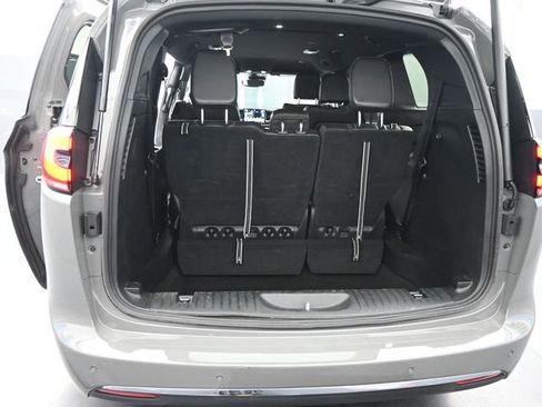 Used 2025 Chrysler Pacifica Select image 8
