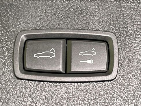 New 2025 Porsche Macan Base image 21