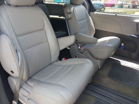 Used 2016 Toyota Sienna XLE FWD image 17
