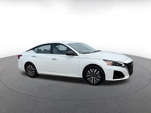 Used 2025 Nissan Altima 2.5 SV FWD image 2