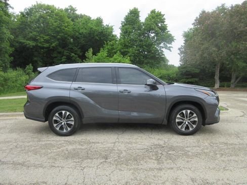 Used 2021 Toyota Highlander XLE FWD image 6