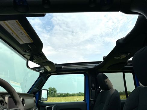 New 2023 Jeep Wrangler Unlimited w/ Sun & Screen Package image 22