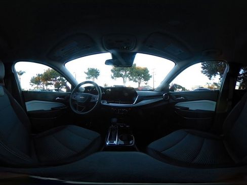 Used 2025 Chevrolet Trax LT image 40