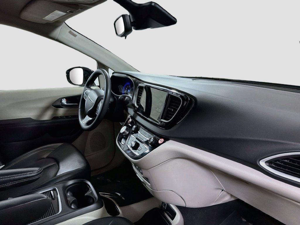 Used 2024 Chrysler Pacifica Touring-L FWD image 31