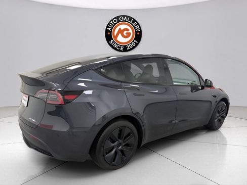 Used 2024 Tesla Model Y Long Range RWD image 3