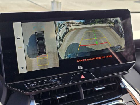 Used 2024 Toyota Venza Limited image 28