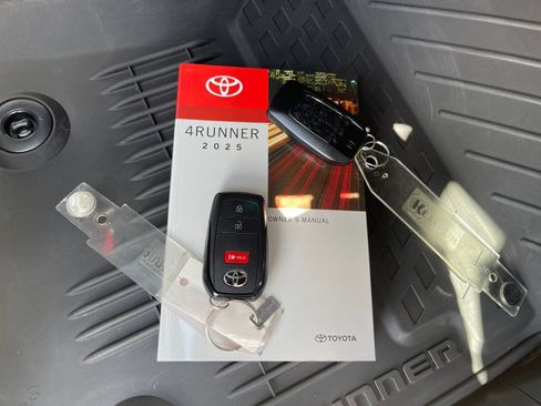 Used 2025 Toyota 4Runner SR5 AWD/4WD image 9