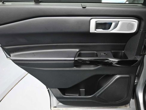 Used 2022 Ford Explorer Platinum w/ Technology Package image 16