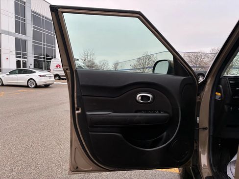 Used 2015 Kia Soul FWD image 11
