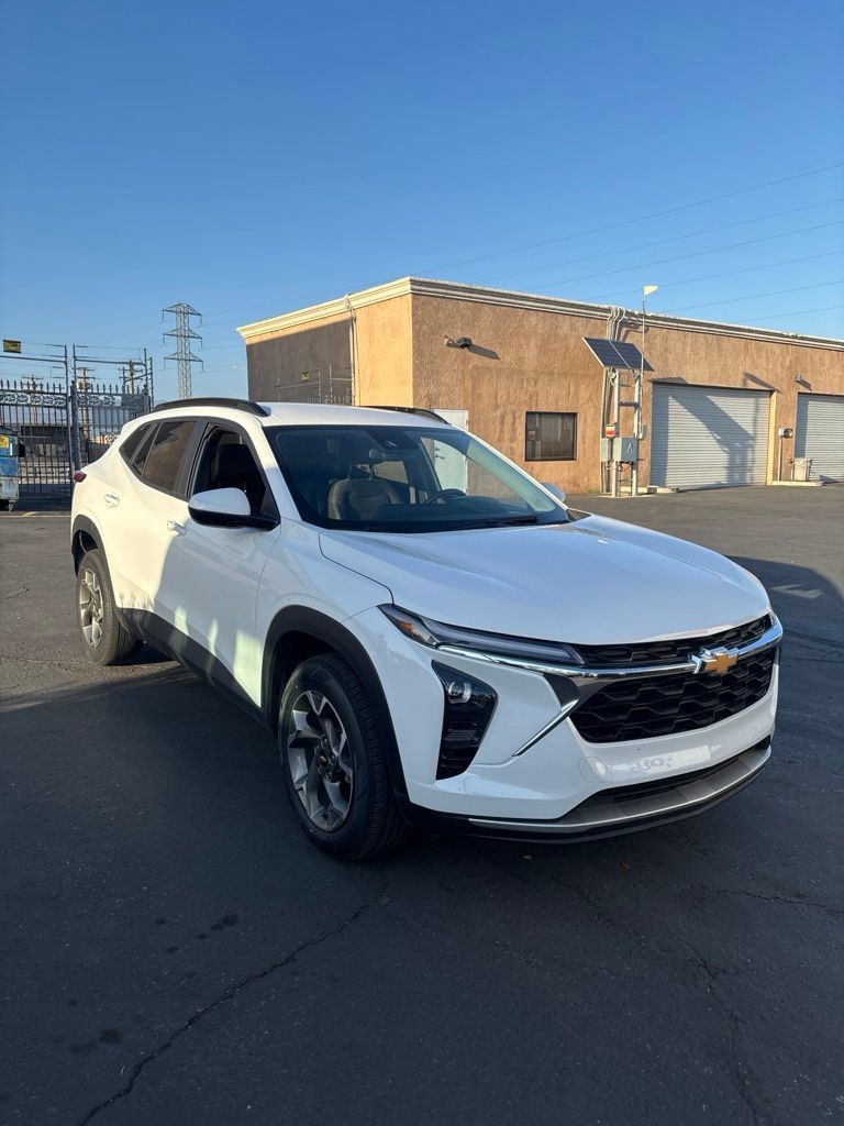 Used 2025 Chevrolet Trax LT w/ LT Convenience Package FWD image 3
