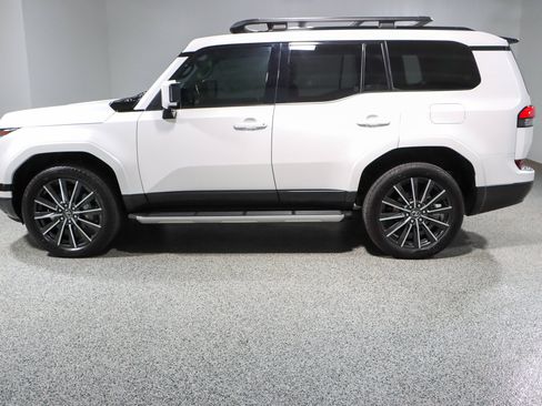 Used 2024 Lexus GX 550 w/ Accessory Package (31) AWD/4WD image 10
