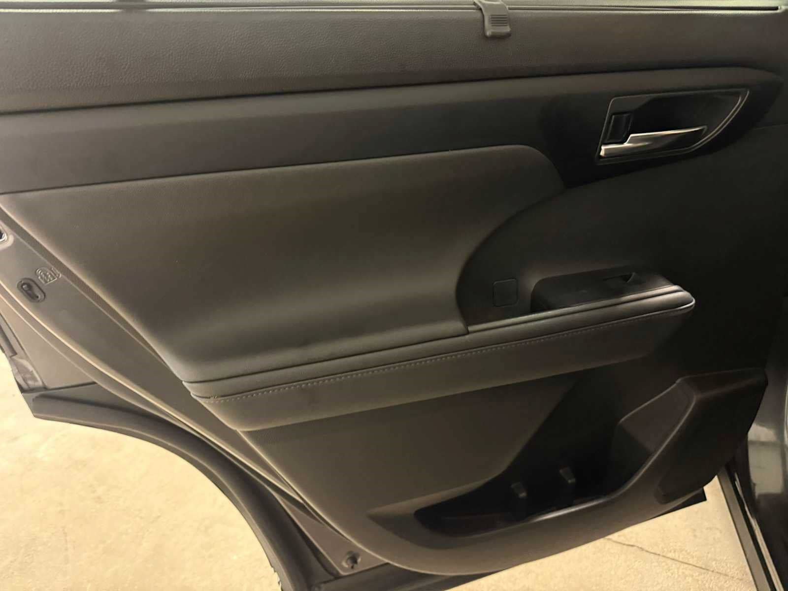 Used 2024 Toyota Highlander XLE AWD/4WD image 25
