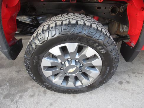 Used 2024 Chevrolet Silverado 2500 Custom w/ Custom Value Package AWD/4WD image 12