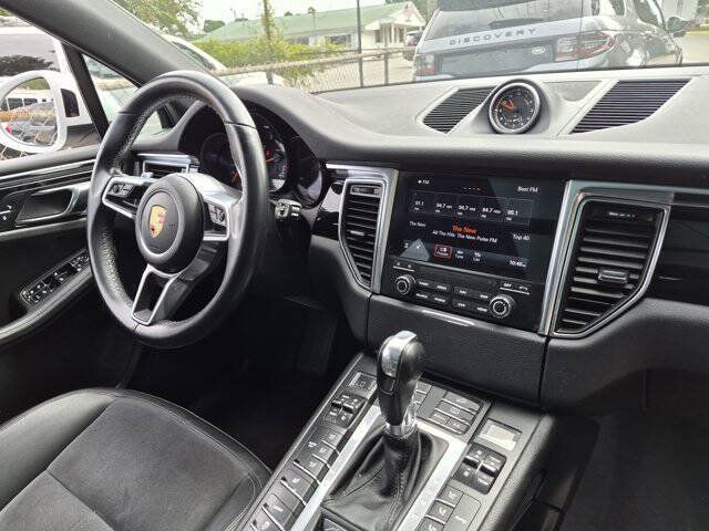 Used 2018 Porsche Macan AWD/4WD image 32