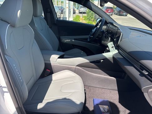 New 2025 Hyundai Elantra Limited image 15