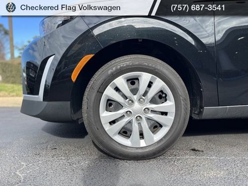 Used 2024 Kia Soul LX image 2