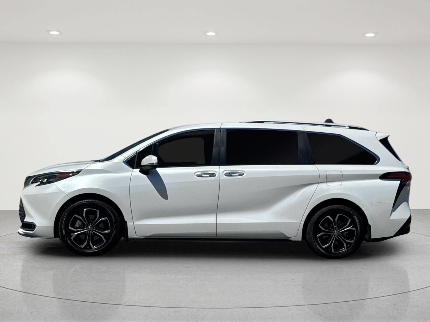 Used 2026 Toyota Sienna Platinum AWD/4WD image 3