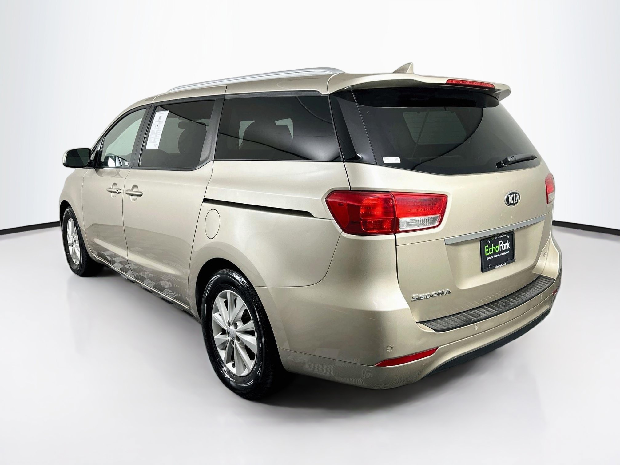 Used 2016 Kia Sedona LX w/ Option Group 020 FWD image 5