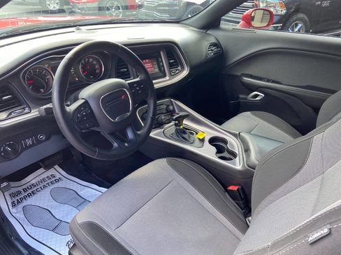Used 2016 Dodge Challenger SXT image 10