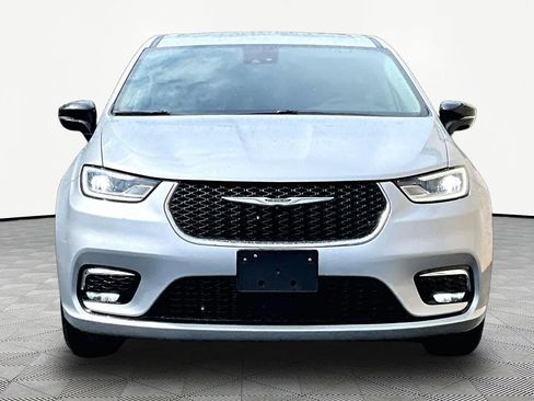 Used 2024 Chrysler Pacifica Touring-L FWD image 4