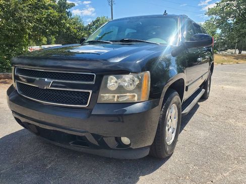 Used 2007 Chevrolet Suburban LT w/ LT Preferred Equipment Group RWD image 3