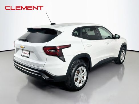 Used 2024 Chevrolet Trax LS w/ Driver Confidence Package FWD image 7
