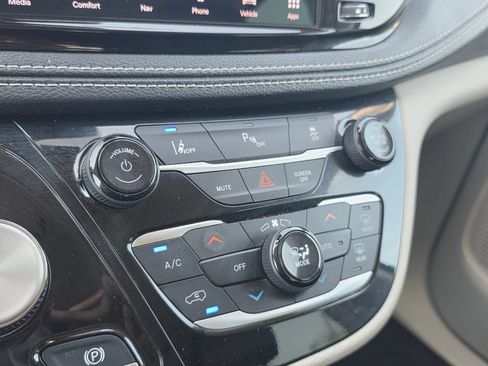 Certified 2024 Chrysler Pacifica Limited FWD image 27