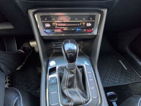 Used 2024 Volkswagen Tiguan SE w/ Panoramic Sunroof Package image 19